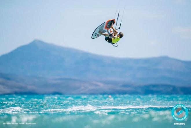 Day 2  – Keahi makes it count when it matters – GKA Kite-Surf World Tour ©  Ydwer van der Heide